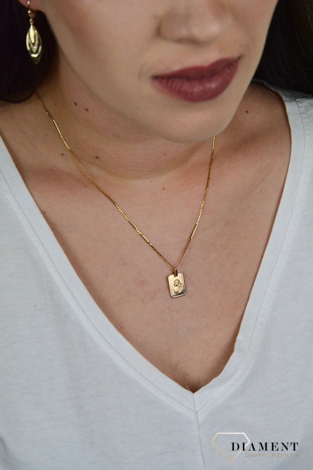 Estetycznie wykonana złota zawieszka prostokątna medalik z Matką Boską Częstochowską ZA 6057E.jpg